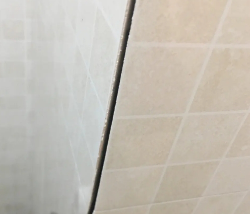 山阳瓷砖空鼓维修公司分享阳台瓷砖脱落的修复过程可以分为以下几个步骤